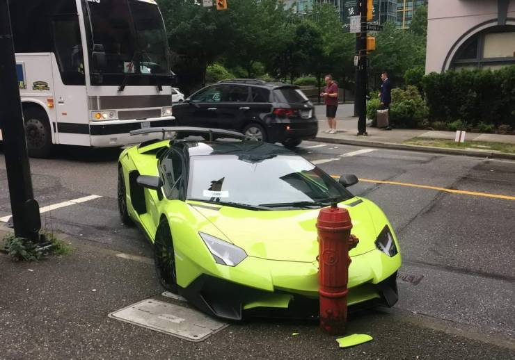 Lamborghini врезался в гидрант