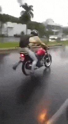 На мотоцикле по мокрой дороге