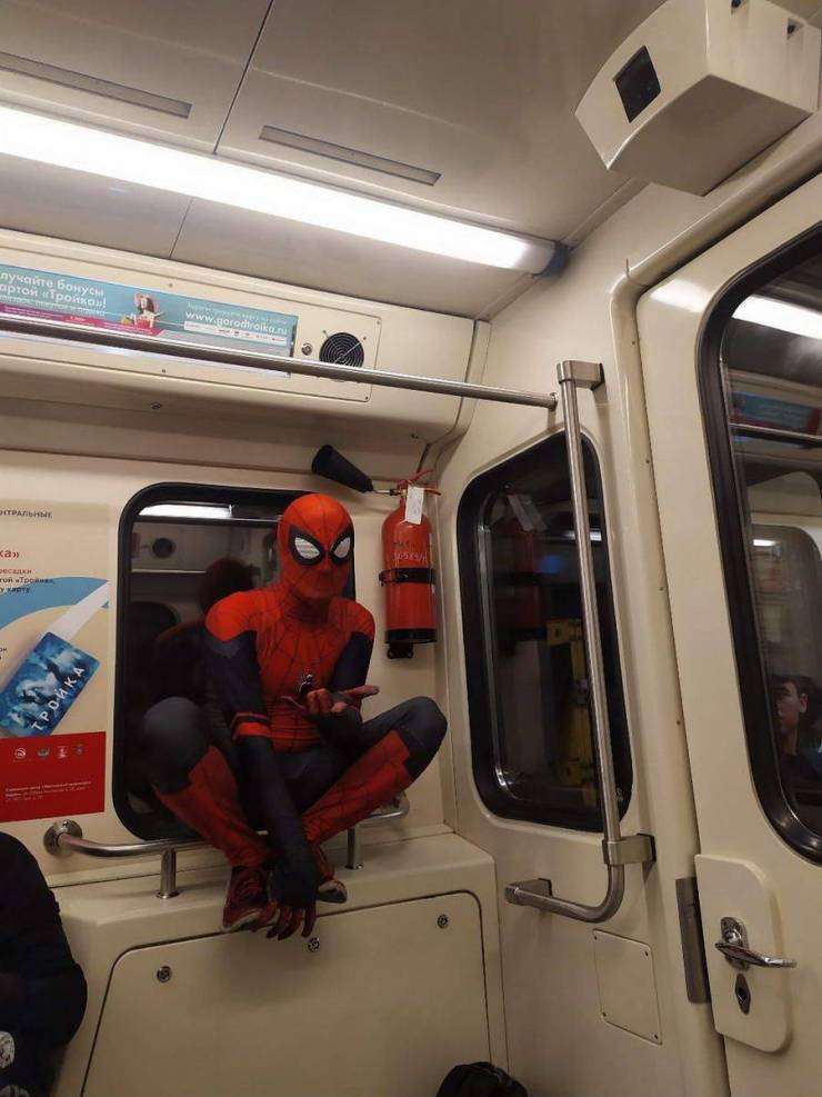 Человек-паук в метро