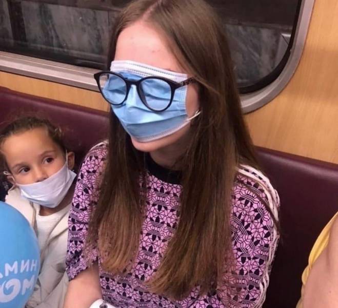 Девушка в маске в метро