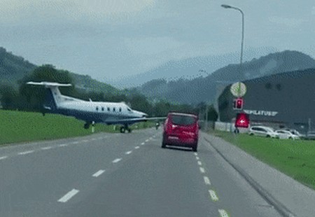 Самолет на дороге