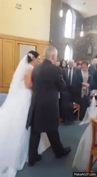 Невеста на свадьбе и ребенок