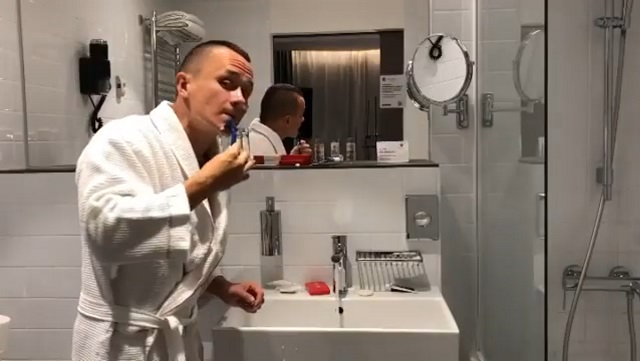 Илья Соболев бреется