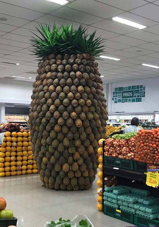 Огромный ананас в магазине