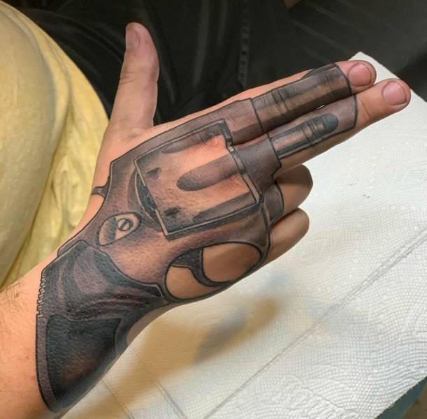 Татуировка пистолет на руке
