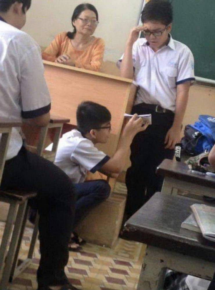 Школьник читает шпаргалку