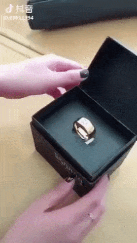 Подарил девушке кольцо