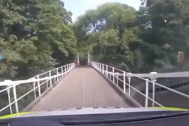 Машина едет по мосту