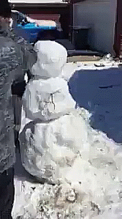 Снеговик во дворе