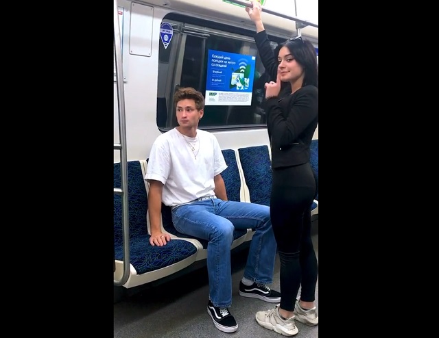 Парень и девушка в метро