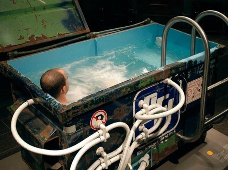 Джакузи в мусорном контейнере