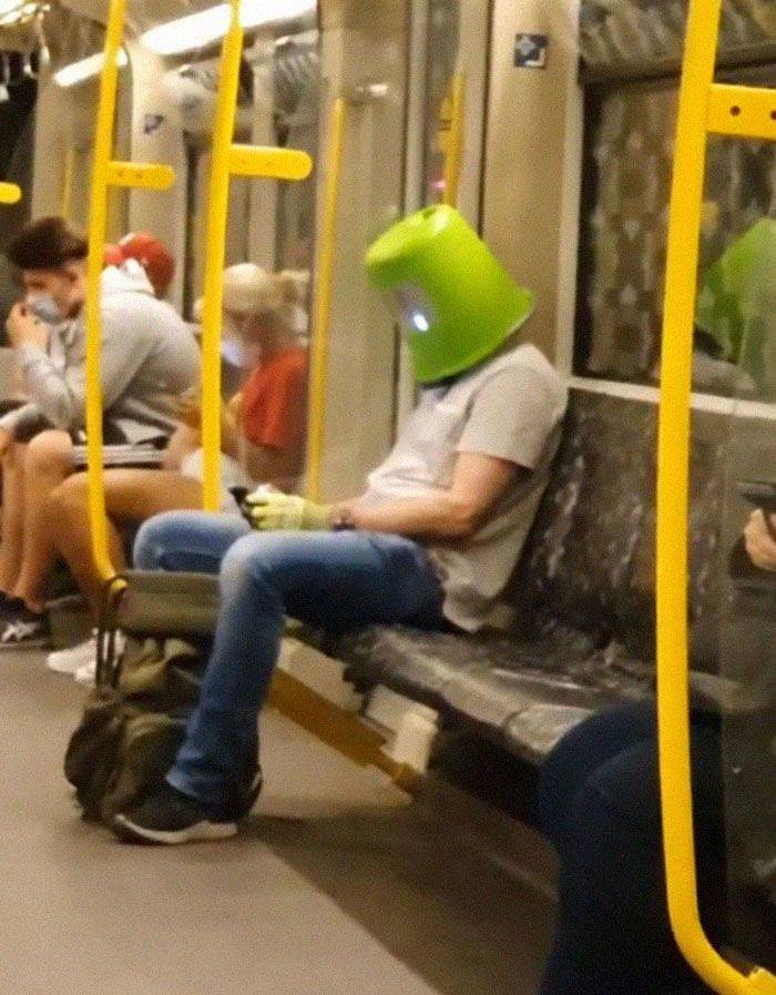 Парень с ведром на голове