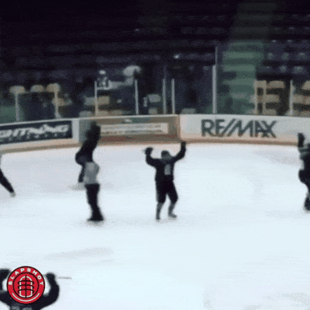 Победный жест во время хоккея