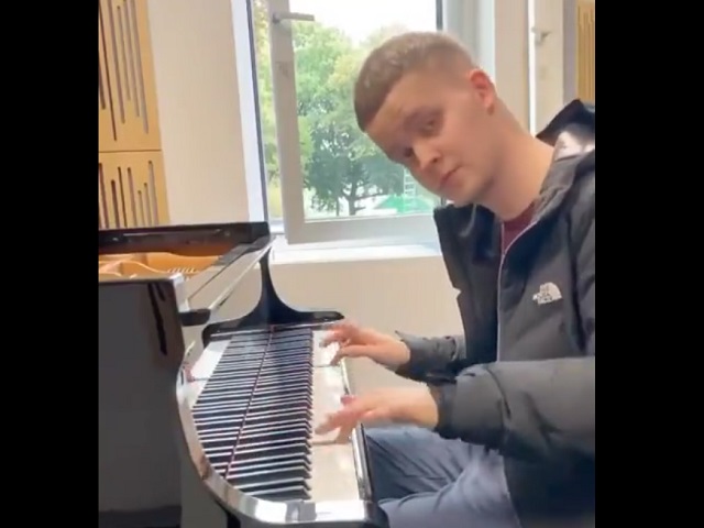 Пианист играет