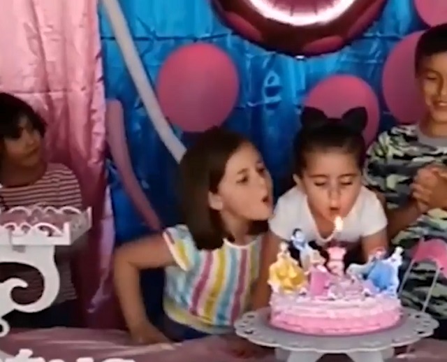 дети задувают свечи на торте