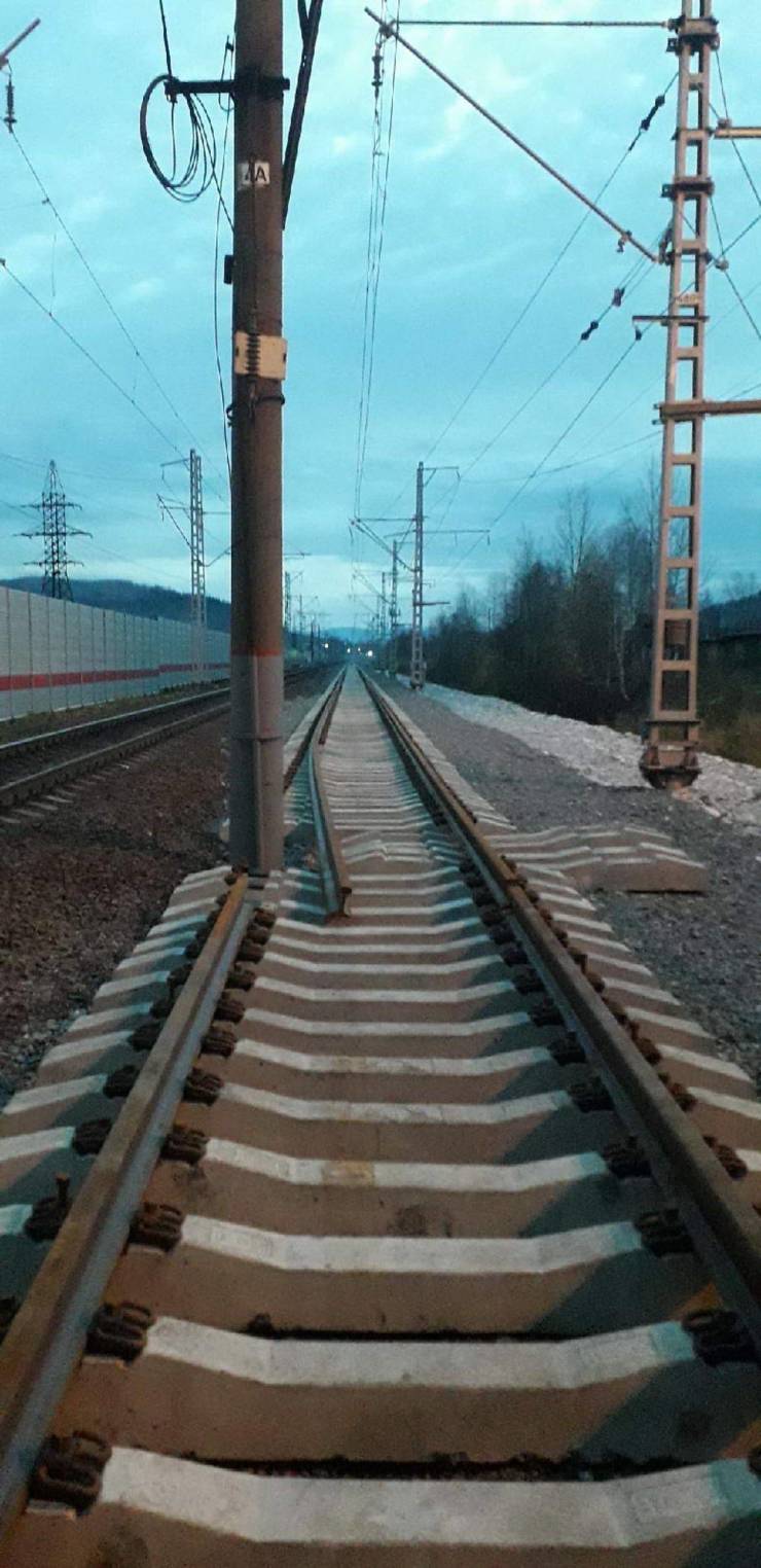 Столб посреди ж/д путей