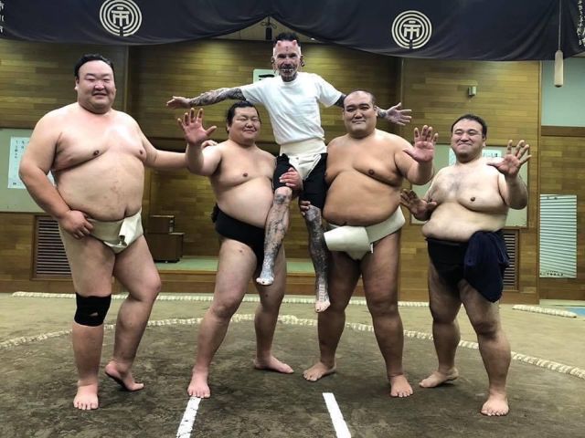 Рольф Бухгольц с сумоистами
