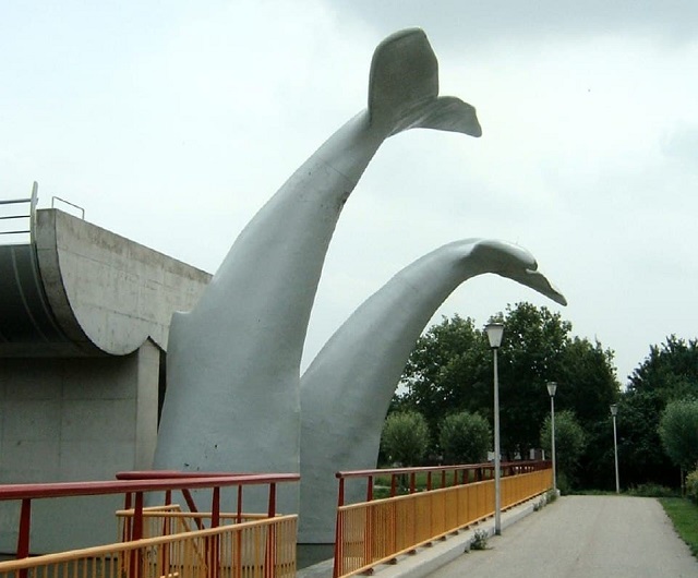 Скульптура "Хосты Китов" в Роттердаме