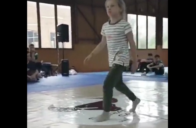 Девочка танцует брейк-данс