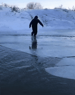 Прыжок на льдинах на реке