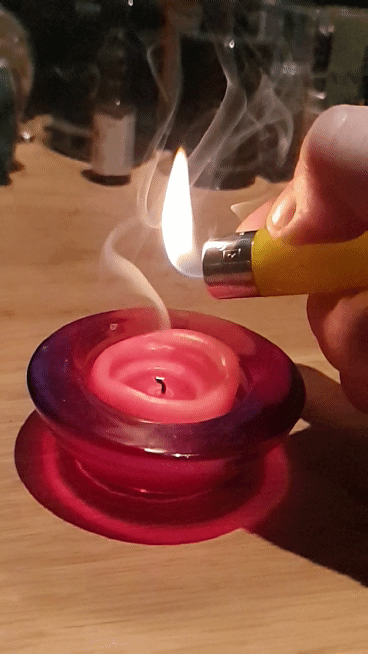 Зажигалка и свеча