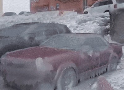 Замерзший автомобиль на парковке