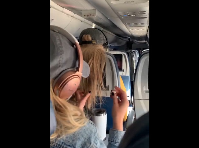 Девушки в самолете
