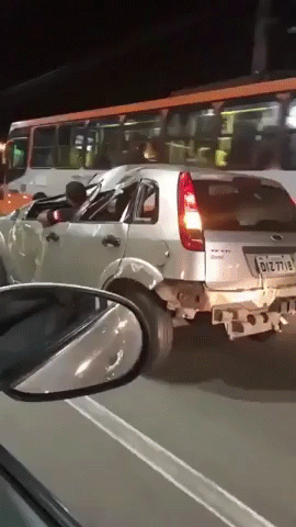Разбитый автомобиль на дороге