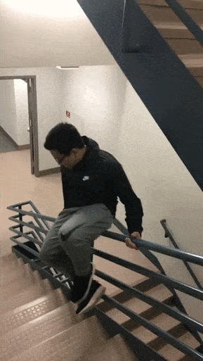 Подниматься по лестнице в подъезде. Падает с лестницы. Человек падает со ступенек. Человек по лестнице. Оступился на лестнице.
