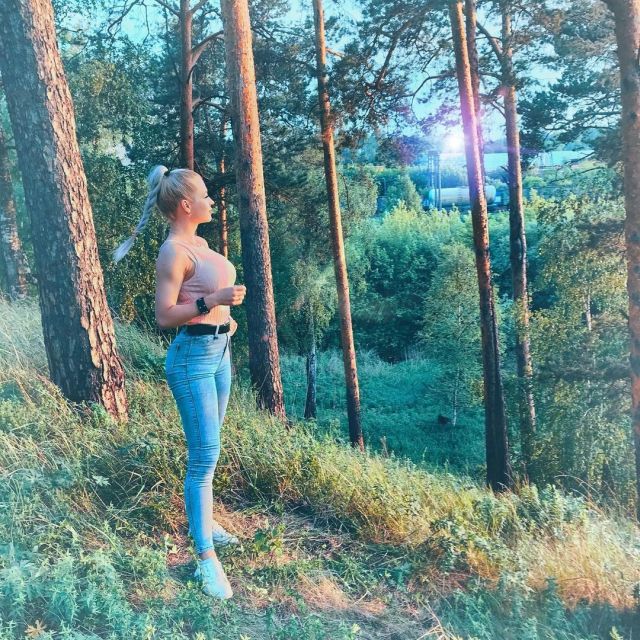 Анна Храмцова в лесу
