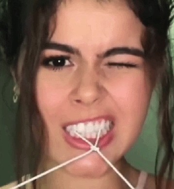 Девушка завязала узел языком