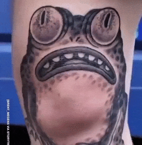 Татуировка жабы на коленях