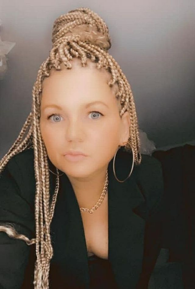 А это мама юного тусовщика Луиза Белл