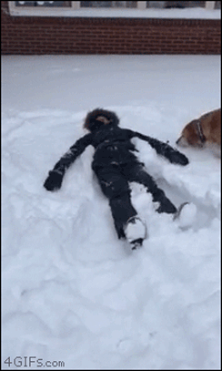 Девушка лежит в снегу