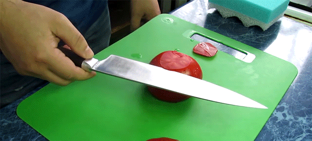 Острый нож и помидор