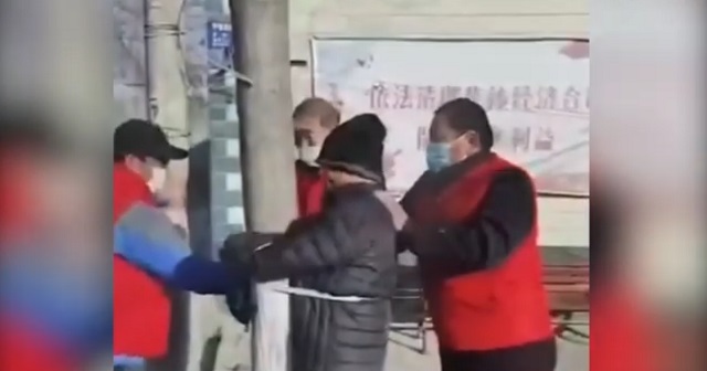 В Китае чиновники привязали к столбу пенсионера