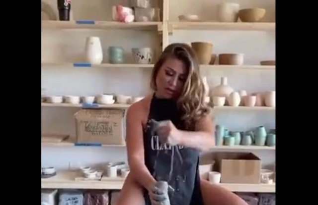 девушка работает с глиной