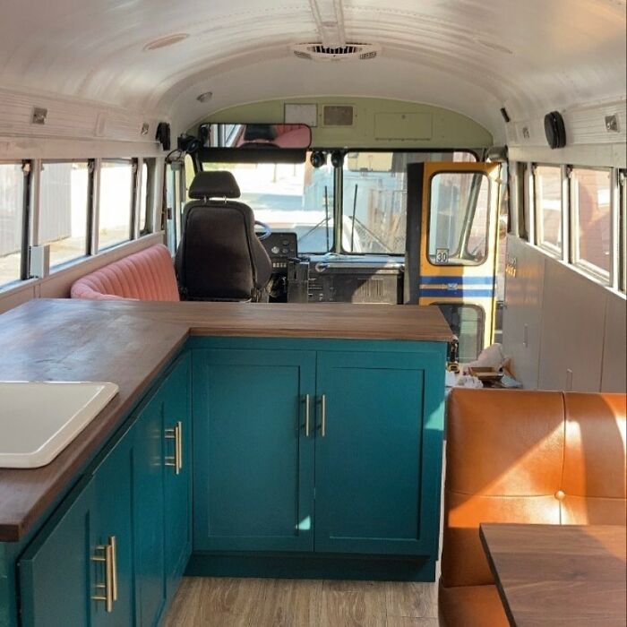 Пара девушек из США купила дешевый автобус и сделала из него отличный и стильный дом (11 фото)