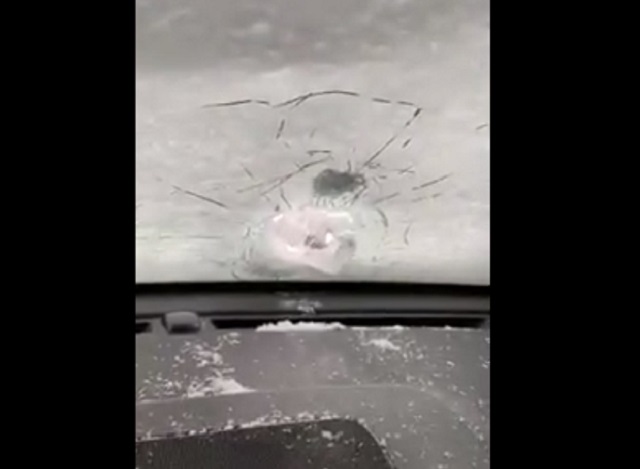 простреленное стекло машины