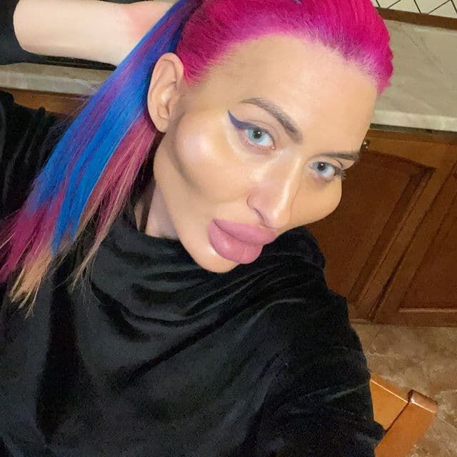 Анастасия Покрищук с разноцветными волосами