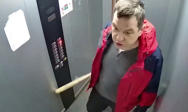 Мужчина в лифте