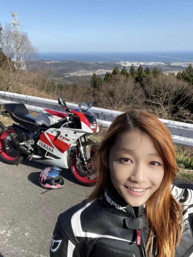 Сойя на фоне мотоцикла
