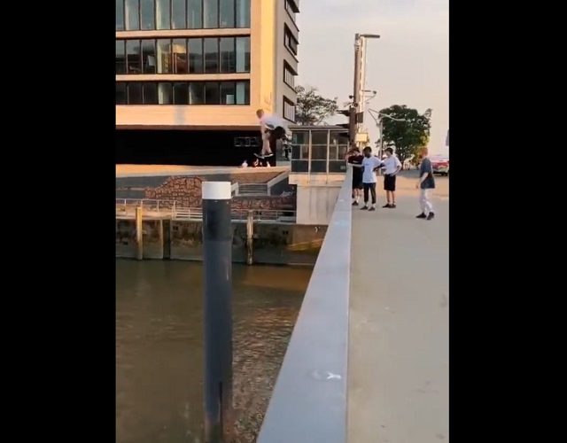 паркуристы прыгают с моста