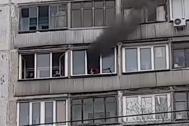 Соседи спасают парня из пожара