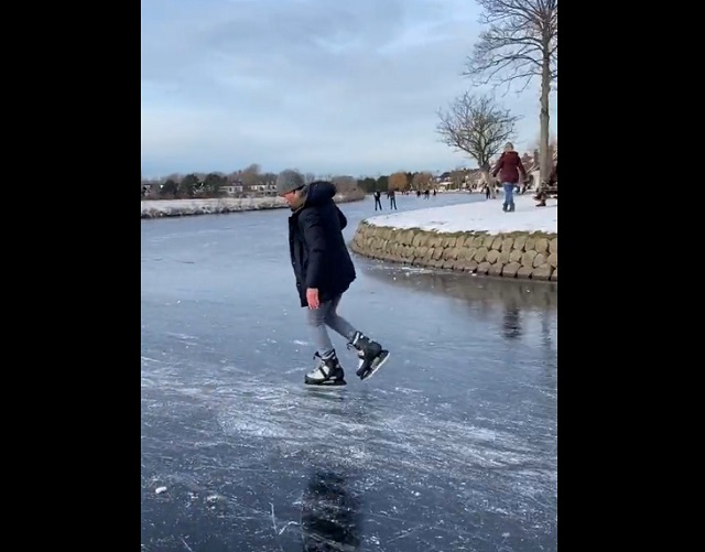 парень на коньках