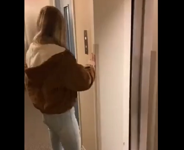 девушка заходит в лифт