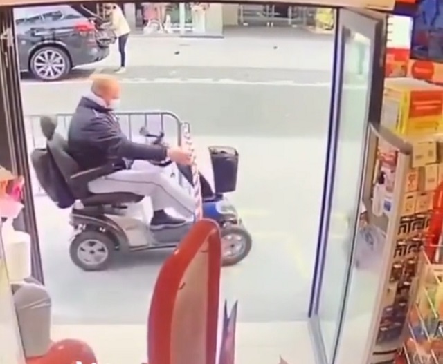 мужчина на скутере для инвалидов