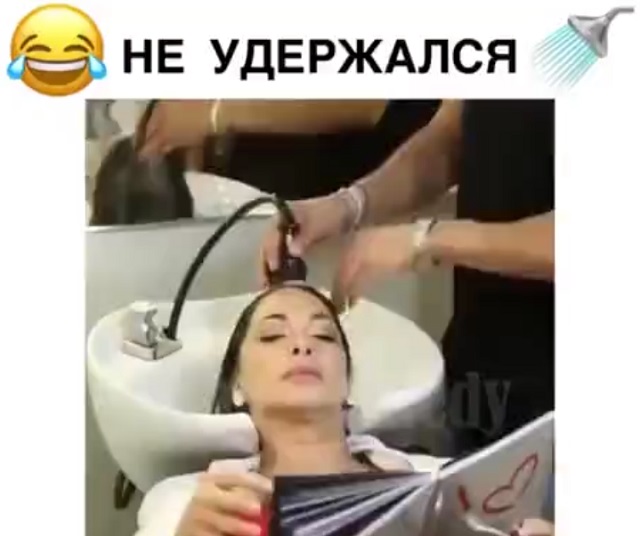 девушке моют голову