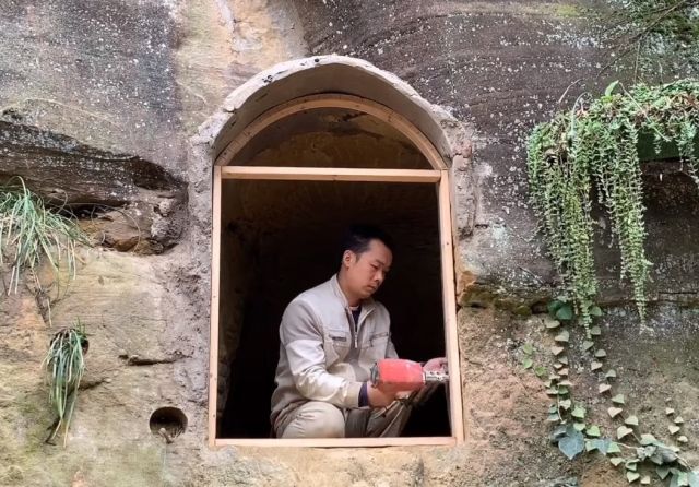Китаец построил себе дом в пещере