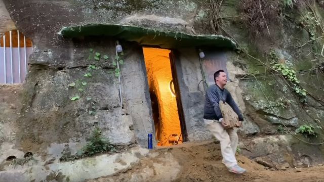 Китаец построил себе дом в пещере